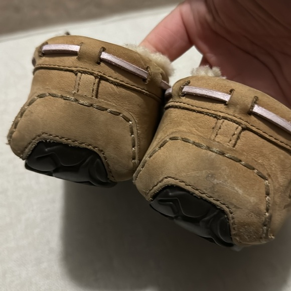 UGG Sz 8 Dakota Moccasins in Tobacco with Lavender Ties - Picture 9 of 16